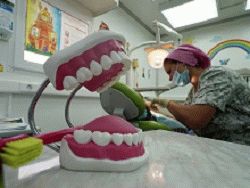 Учёные: люди с зубными протезами страдают от недоедания