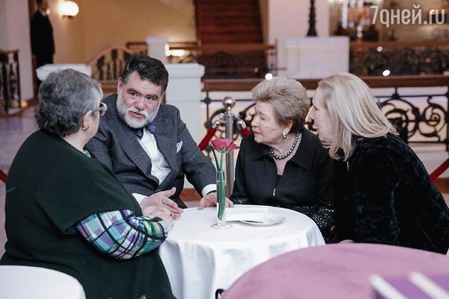 Михаил Куснирович с матерью Эдит, Наиной Ельциной и Людмилой Зориной