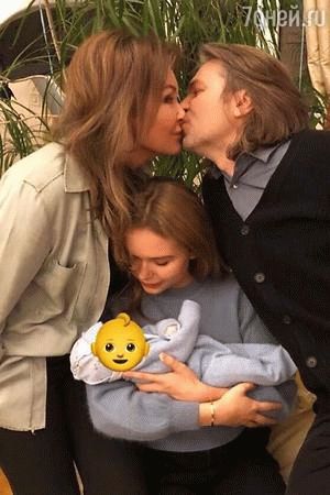 Дмитрий, Елена и Стефания Маликовы с новорожденным малышом