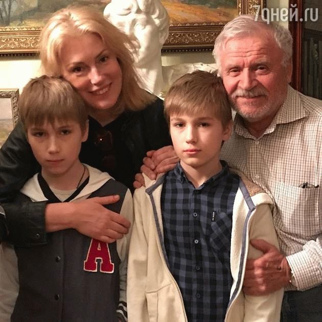 Мария Шукшина с детьми Фомой и Фокой и Сергеем Никоненко