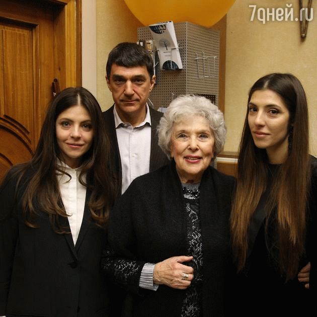 Муж Глаголевой Кирилл Шубский с ее дочками Полиной и Марией и Вера Васильева 