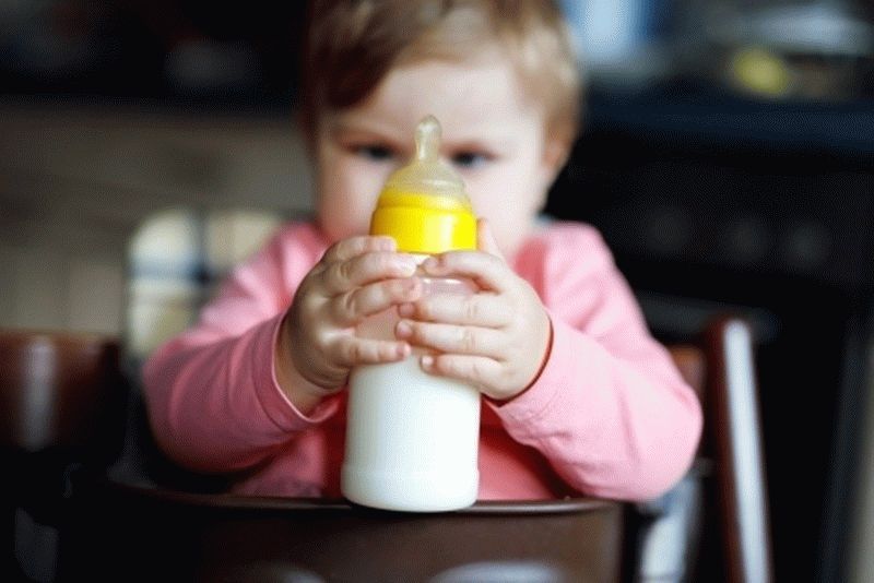 Коровье молоко детям до года: можно или нет